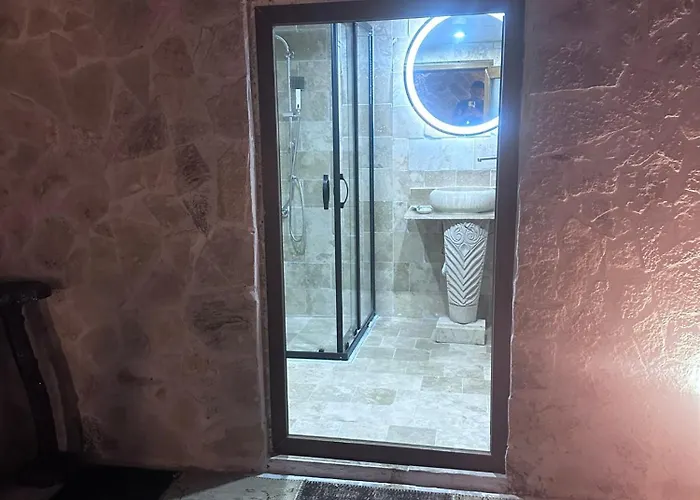 Heritage Cave Hotel *